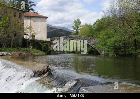 Weir sur la rivière Luech à Pont de rastel, près de Chamborigaud, Gard, France. Dans l'arrière-plan est un ababdoned moulin à soie Banque D'Images