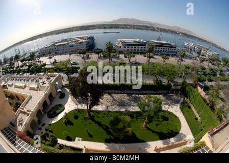 Vue depuis le New Winter Palace Hotel de bateaux de croisière au bord du Nil et la Cisjordanie Egypte Louxor Banque D'Images