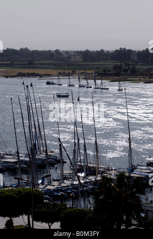 1900 Vue de bateaux naviguant sur le Nil Louxor en Égypte Banque D'Images