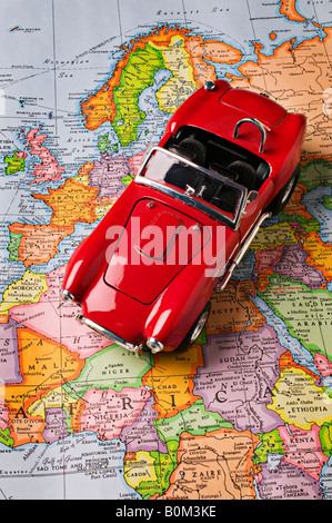 Voiture rouge sur la carte de l'Europe Banque D'Images