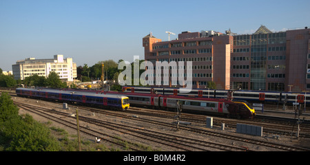 Trois trains arrivant à la station de lecture, South West Trains et First Great Western services locaux et nationaux, Berkshire, Royaume-Uni Banque D'Images