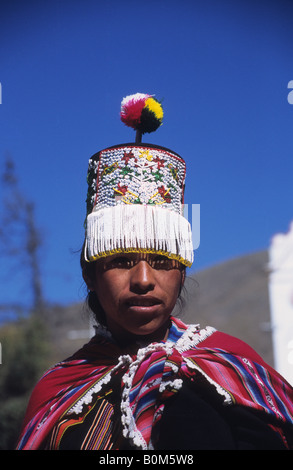 Quechua fille de Tarabuco vêtue d'une robe traditionnelle, près de sucre, département de Chuquisaca, Bolivie Banque D'Images