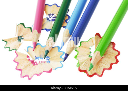 Crayons de couleur et les copeaux disposés sur fond blanc Banque D'Images