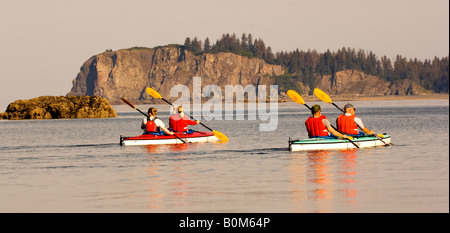 USA ALASKA Kachemak Bay Kayak de mer Tandem crossing bay in early morning light près de Homer Banque D'Images