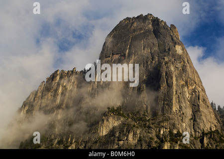 Les nuages de tempête le carénage des falaises de granite falaise de Sentinel Rock au coucher du soleil la vallée Yosemite Yosemite National Park California Banque D'Images