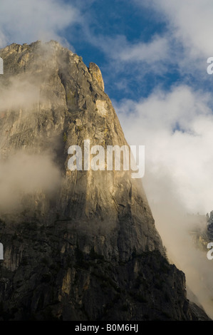 Les nuages de tempête le carénage des falaises de granite falaise de Sentinel Rock au coucher du soleil la vallée Yosemite Yosemite National Park California Banque D'Images
