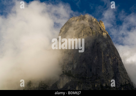 Les nuages de tempête le carénage des falaises de granite falaise de Sentinel Rock au coucher du soleil la vallée Yosemite Yosemite National Park California Banque D'Images