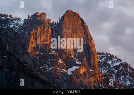 Coucher du soleil la lumière sur Sentinel Rock vallée de Yosemite Yosemite National Park California Banque D'Images