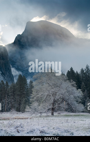 Nuages sur Demi Dôme au lever du soleil après la tempête de neige de printemps La Vallée Yosemite Yosemite National Park California Banque D'Images