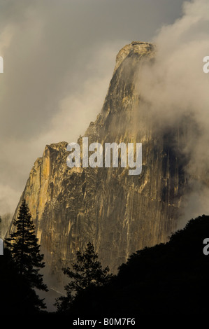 Demi Dôme émerge de nuages de tempête au coucher du soleil la vallée Yosemite Yosemite National Park California Banque D'Images