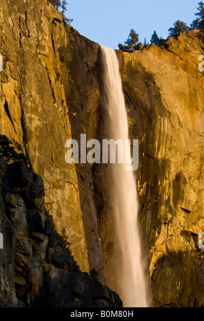 Coucher du soleil la lumière sur la chute d'automne Bridalveil vallée de Yosemite Yosemite National Park California Banque D'Images