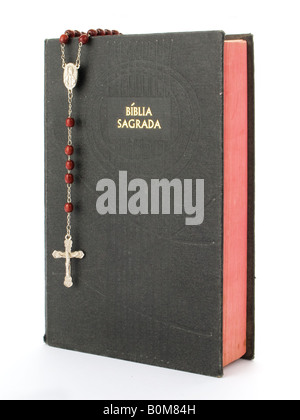 Rosary crucifix sur une vieille Bible portugais isolé sur fond blanc / rosaire Chapelet Perles croix crucifix crucifix biblia Banque D'Images