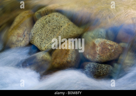Rocksunder Granit l'eau qui coule dans la rivière Merced Yosmite Valley Yosemite National Park California Banque D'Images