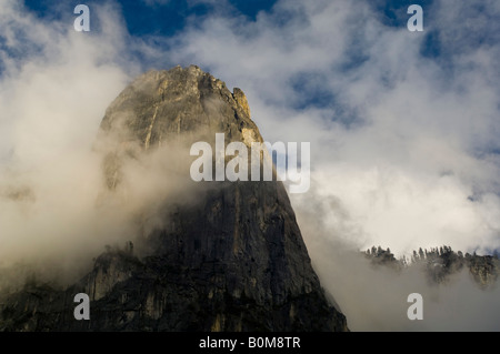 Les nuages de tempête le carénage des falaises de granite falaise de Sentinel Rock au coucher du soleil la vallée Yosemite Yosemite National Park California Banque D'Images