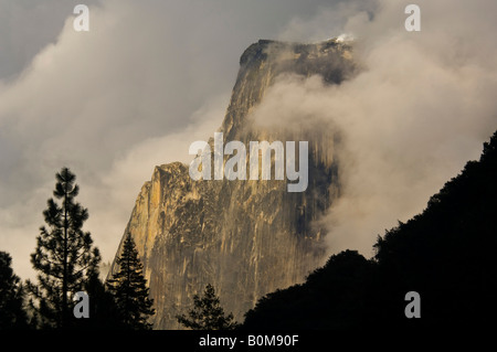 Demi Dôme émerge de nuages de tempête au coucher du soleil la vallée Yosemite Yosemite National Park California Banque D'Images