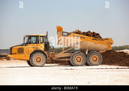 Un grand camion de déménagement de la terre sur un chantier Banque D'Images