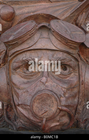 Le Monument de la bataille d'Angleterre par Paul Day détail montrant face à des équipages pilotes RAF situé sur l'Embankment Londres Banque D'Images