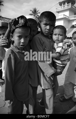 Enfants à la mosquée Hua Thanon village koh Samui Thaïlande Banque D'Images