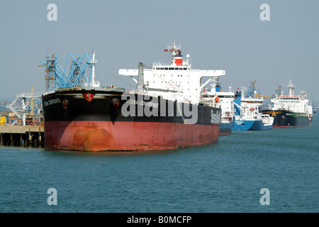 Navire transporteur de vrac le Stena la confiance au terminal maritime de Fawley sur Southampton Water dans le Hampshire England UK Banque D'Images