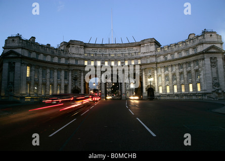 Ville de Westminster, en Angleterre. Conçu par Sir Aston Webb, l'Amirauté Archway est situé à l'extrémité nord-est du centre commercial. Banque D'Images