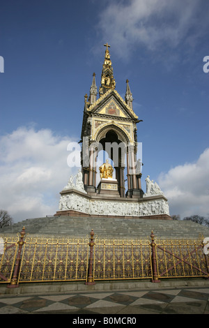 Ville de Londres, en Angleterre. L'Albert Memorial a été conçu par Sir George Gilbert Scott et est situé dans les jardins de Kensington. Banque D'Images