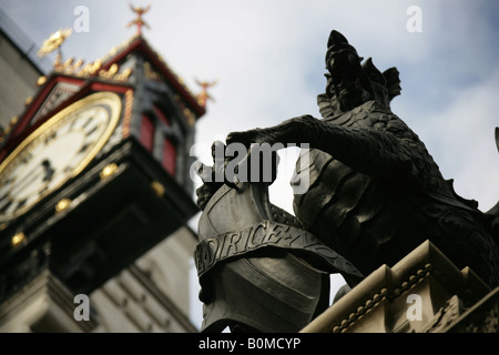 Ville de Londres, en Angleterre. Le dragon héraldique, le Griffon, le sommet du monument qui marque Temple Bar à Fleet Street. Banque D'Images