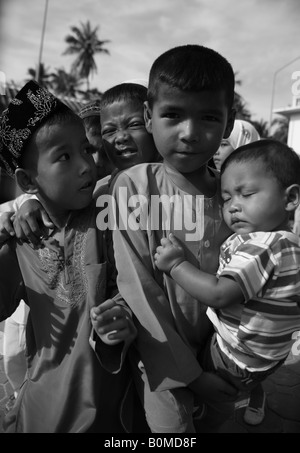 Enfants à la mosquée Hua Thanon village koh Samui Thaïlande Banque D'Images