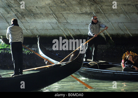 Gondoles sur le Grand Canal à Venise Banque D'Images
