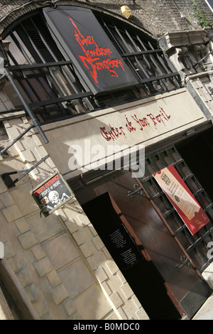 Ville de Londres, en Angleterre. Vue en angle de l'entrée de l'attraction London Dungeon Tooley Street, Southwark. Banque D'Images