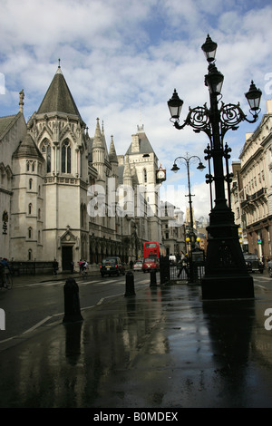 Ville de Londres, en Angleterre. Une commodité publique situé sur la rue avec les cours royales de justice dans l'arrière-plan. Banque D'Images