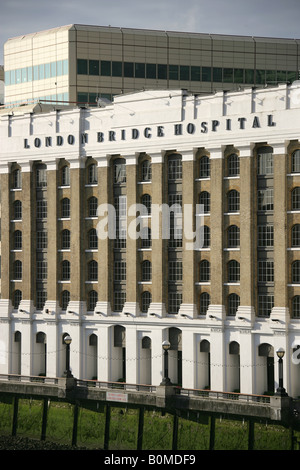 Ville de Londres, en Angleterre. L'hôpital de London Bridge à Tooley Street sur la rive sud de la Tamise. Banque D'Images