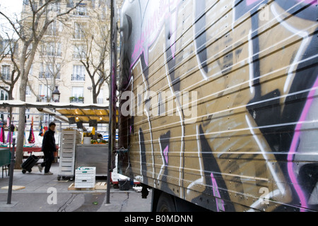 Graphitti couverte cars de décrochage les titulaires du marché hebdomadaire sur le Boulevard Richard Lenoir, Paris 11e arrondissement, 2008 Banque D'Images