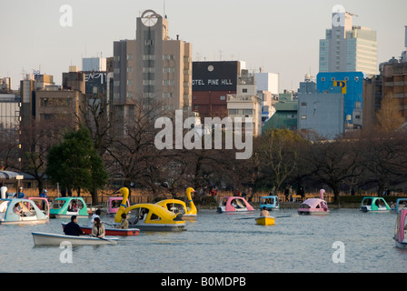 Tokyo, Japon. Ueno Park, près du centre-ville, dispose d'un lac de plaisance populaire avec des pédalos en forme de cygnes pour voitures Banque D'Images