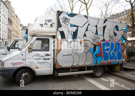 Graphitti couverte cars de décrochage les titulaires du marché hebdomadaire sur le Boulevard Richard Lenoir, Paris 11e arrondissement, 2008 Banque D'Images