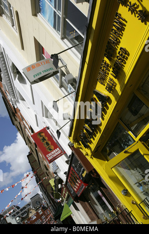 Ville de Londres, en Angleterre. Vue oblique de Chinatown, dans le quartier londonien de Soho, quartier chinois avec ses restaurants, supermarchés et magasins. Banque D'Images