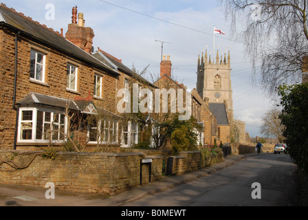 St Peters Church et High Street Hook Norton Oxfordshire Banque D'Images