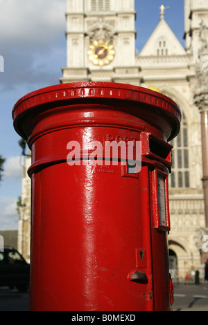 Ville de Westminster, en Angleterre. Rouge Une boîte postale à Tothill Street avec l'abbaye de Westminster façade occidentale dans l'arrière-plan. Banque D'Images