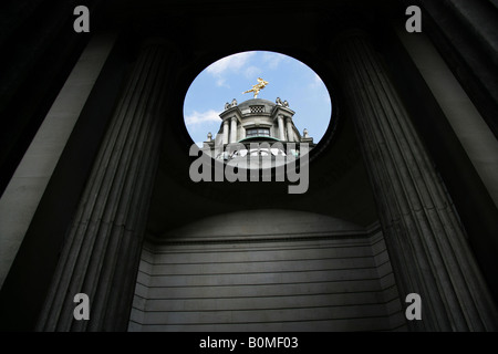 Ville de Londres, en Angleterre. L'Arial sculpture, l'esprit de l'air, au-dessus de la Banque d'Angleterre au coin de Tivoli. Banque D'Images