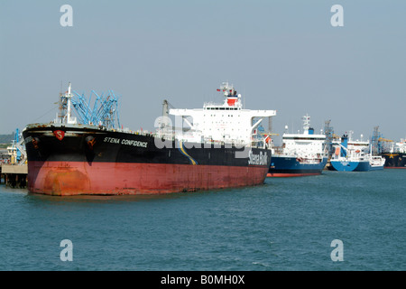 Navire transporteur de vrac le Stena la confiance au terminal maritime de Fawley sur Southampton Water dans le Hampshire England UK Banque D'Images