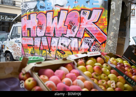 Graphitti couverte cars de décrochage les titulaires du marché hebdomadaire sur le Boulevard Richard Lenoir, Paris 11e arrondissement, 2008 Banque D'Images