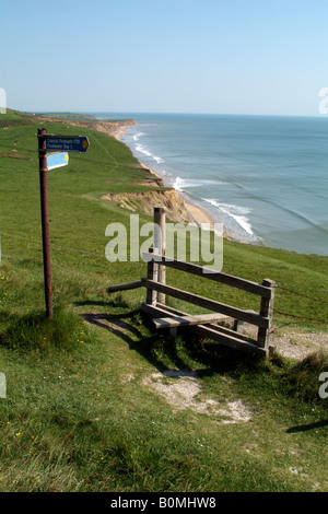 Sentier du littoral et à Compton stile Bay Ile de Wight Angleterre Le chemin de la côte sud Banque D'Images