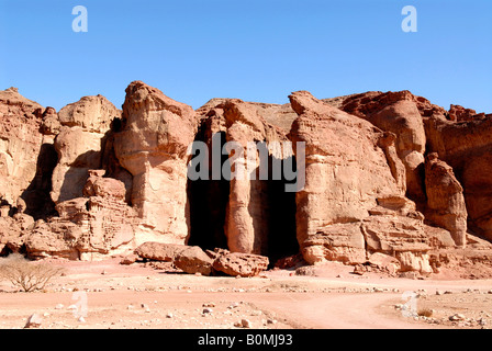 Les piliers de Salomon et le Temple de la déesse Hathor montrant mais typique de l'érosion de grès rouge spectaculaire contre un ciel bleu Banque D'Images