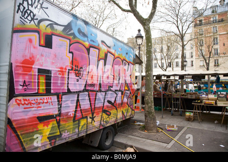 Graphitti couverte cars de décrochage les titulaires du marché hebdomadaire sur le Boulevard Richard Lenoir, Paris 11e arrondissement, 2008 Banque D'Images