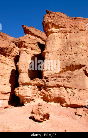 Les piliers de Salomon et le Temple de la déesse Hathor montrant mais typique de l'érosion de grès rouge spectaculaire contre un ciel bleu Banque D'Images