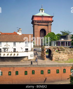 Colchester le trou dans le mur près de la porte de pub Balkerne mur romain avec tour de l'eau dans l'arrière-plan et le mercure de l'outilen Banque D'Images