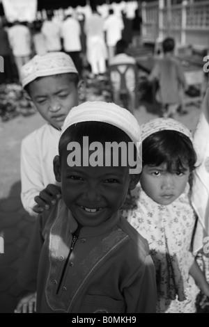 Enfants à la mosquée Hua Thanon village koh Samui Thaïlande Banque D'Images