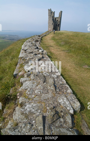 Les ruines de château de Dunstanburgh donnant sur la côte de Craster, Northumberland, Angleterre. Banque D'Images