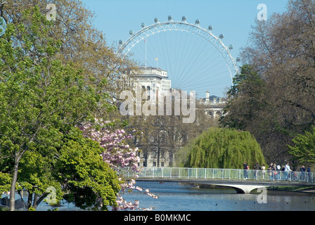 St James Park avec une vue sur le London Eye, London. Banque D'Images