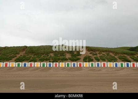 Cabines colorées sur la plage de Woolacombe North Devon England UK Banque D'Images