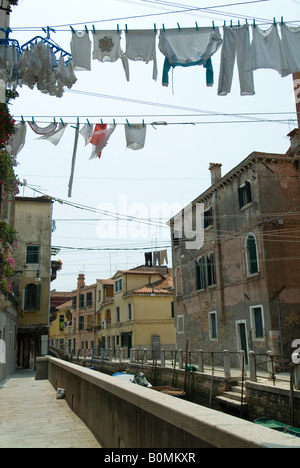 Blanchisserie sur la ligne sur le canal à Venise, Italie. Banque D'Images